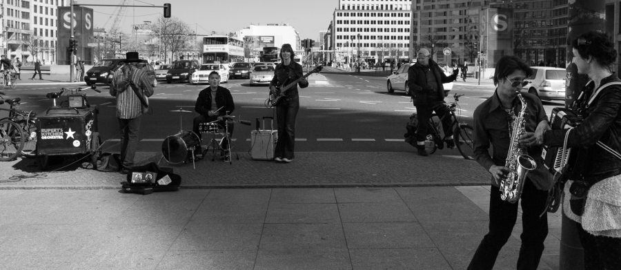 Funkband aus Berlin spielt auf einer Verkehrsinsel