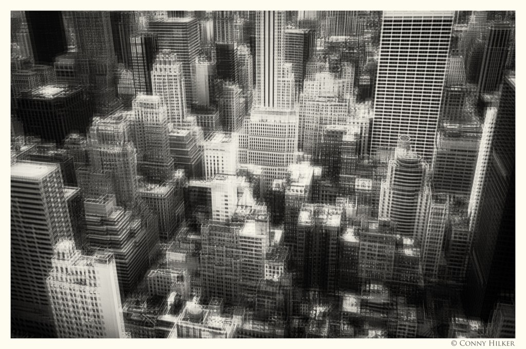 New York in Bewegung, in motion, monochrom. Über den Dächern von Manhattan