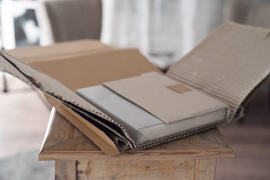 Nur Pappe und Seidenpapier