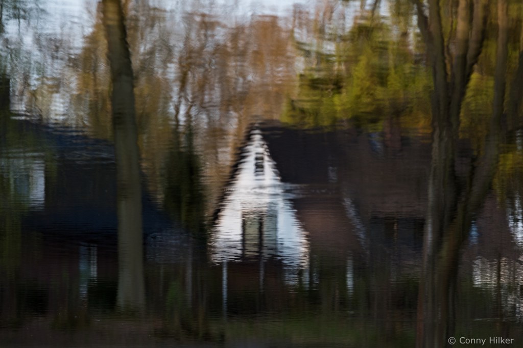 Spiegelung im Wasser, auf den Kopf gestellt. Kreativität, Fotografie