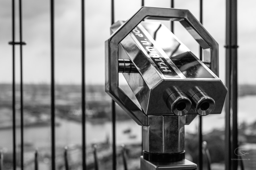 Ein Fernrohr von der Aussichtsplattform des Michels in s/w